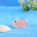 Statuina di delfino rosa luminoso per micro paesaggi, dimensioni 2,6cm x 1,6cm resina - Rosa