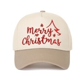 Detail der roten Merry Christmas Stickerei und Baum auf zweifarbiger Baumwoll-Basecap - Khaki