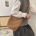 Gros plan détaillé d'un sac bandoulière en peluche marron avec texture douce - Marron