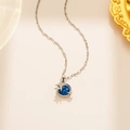 Collana minimalista in acciaio al titanio con pendente pianeta blu e stelle - Pianeta Blu Argento (313)