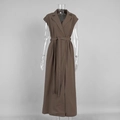 Détail d'une robe longue sans manches marron avec col à revers et ceinture assortie - S / Marron