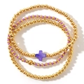 Dreiteiliges Set aus goldenen und lila Perlenarmbändern mit einem Kreuz-Anhänger-Detail - Kreuz 3-Teiliges Set / Gold/Lila
