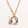 Dettaglio della collana cuffie dorata con smalto blu che mostra dimensioni 16x15mm e peso di 5g - Cuffie Blu Lago