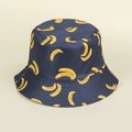 Detailopname van donkerblauwe vissershoed met bananenprint en katoenen textuur - M (56-58cm) / Marineblauw