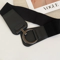 Dettaglio fibbia in bronzo vintage con trama floreale su cintura elastica nera - Stile Fibbia Rotonda Nera