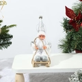 Dettaglio di Babbo Natale su slitta in legno con cappello argento e accenti in velluto - Stile Slitta Argento