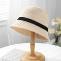 Dettaglio ravvicinato di cappello pescatore beige all'uncinetto con strisce nere - M (56-58cm) / Beige