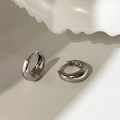 Detailaufnahme minimalistischer silberner Creolen mit poliertem Metallic-Finish - Silberne Schrauben Creolen / Silber