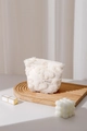 Dettaglio della borsa cosmetica in peluche bianco con trama floreale su vassoio - Piccolo / Peluche Bianco