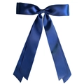 Dettaglio della consistenza liscia e lucida del fiocco in nastro di raso blu scuro - Blu navy