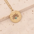 Goldene Halskette mit Türkis-Anhänger und Sonnenstrahl-Gravur auf Travertinstein - Türkis Sonnenstrahl Medaille (5#)