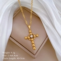Détail d'un collier croix doré avec perles et strass sur une boîte à bijoux beige - Croix de Perles Dorées (T136)
