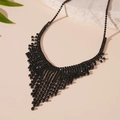 Nahaufnahme der schwarzen Strass-Halskette mit eleganten dunklen Vintage-Fransen - Anthrazitfarbene Strass-Quastenkette