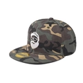 Dettaglio del cappellino snapback camouflage con logo ricamato bianco uomo barbuto - Regolabile / Camouflage