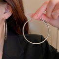 Nahaufnahme eines großen silbernen Kreolen-Ohrrings, getragen von einem Modell - Silber Großer Creolen Stil (11#银针-银色)