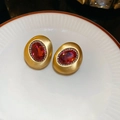 Dettaglio di orecchini ovali placcati oro 18 carati con pietre rosse su piatto ceramico - 6# Oro-Rosa-Orecchini a Bottone con Gemma Rossa Placcati Oro 18K
