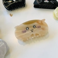 Dettaglio molletta per capelli a gatto in acetato beige marmorizzato con viso dolce - Gatto Rotondo Capelli Castani Guance Rosse / Circa 8,6 cm