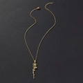 Dettaglio del ciondolo a rosa dorata e nome Sophia con catena a moschettone regolabile - Fiore di Nascita di Febbraio (Primula) / Oro