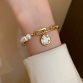 Bracciale vintage francese con perle e ciondolo smiley in madreperla indossato al polso - 21# Oro Giunzione Perla Faccina Sorridente