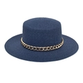 Détail d'un chapeau canotier bleu marine orné d'une grosse chaîne en métal doré - Bleu marine