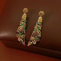 Dettaglio di orecchini vintage a fiore dorati con cristalli colorati su pelle marrone - Perno in argento - Oro - Colorato