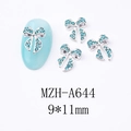 Gros plan de bijoux d'ongles nœuds 9x11mm avec strass bleu clair étincelants - Style Nœud Papillon (A644)