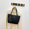 Borsa tote nera trapuntata a V con ricamo, portamonete coordinato e logo dorato - Nero