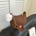 Sac bandoulière marron en feutre matelassé en V avec chaîne dorée et pompon blanc - café