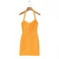 Détail macro de la robe en maille jaune à licou montrant la texture du tissu premium - Rouge Orangé