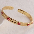 Bracciale rigido martellato placcato oro 18K con ciondoli a occhio in smalto rosso - Rosso