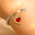 Detail eines Perlenarmbands mit rotem Herzanhänger und barocken Perlenakzenten - Barockperle Rotes Herz Armband (A-648) / KC Gold Charm With Silver Beads