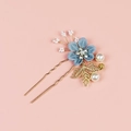 Forcina a U con fiore di stoffa blu, foglie dorate e perle su sfondo rosa cipria - Forcina a 1 fiore / Blu