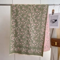 Dettaglio di sciarpa reversibile in cashmere con stampa di rose rosa e nappe a frangia - Verde