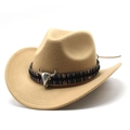 Détail d'un chapeau de cowboy en feutre kaki avec ruban ethnique et tête de taureau - Chameau