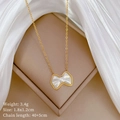 Dettaglio di collana in titanio dorato con ciondolo a fiocco in perla bianca e misure - Oro