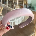 Serre-tête en satin rose clair fait main avec rembourrage épais et éclat nacré doux - Rose Lotus