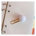 Primer plano detallado de un clip metálico dorado con pompón blanco en un cuaderno - 2# Pompón Blanco