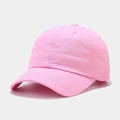 Dettaglio del cappellino rosa in cotone con cuciture a sei pannelli e visiera curva - Regolabile / Rosa