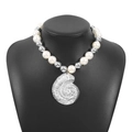 Collana stile marino con perle finte bianche e un grande ciondolo a conchiglia d'argento - Conchiglia / Oro