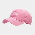 Detailopname van het witte AQUIVER borduursel en textuur van de roze baseballpet - Verstelbaar / Roze