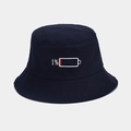 Dettaglio del ricamo batteria 1% sul cappello da pescatore in cotone blu navy per il sole - M(56-58cm) / Blu navy