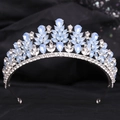 Detailansicht der Brautkrone aus Silber mit hellblauen Kristallen auf schwarzem Stoff - Silber Mit Weißem Und Gelee-Blauem Strass