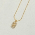 Primer plano de un colgante rectangular de oro de 14K con relieve de serpiente y circonitas - Serpiente Cuadrada (XL3112)