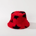 Primer plano del gorro de peluche rojo con estrellas negras y textura suave de piel sintética - M / Rojo