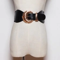 Détail d'une ceinture large noire avec motif crocodile et boucle dorée en coquillage - 60-80cm / Noir