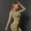 Vue détaillée d'un ensemble de yoga vert olive sans couture avec textures jacquard - S / Hauts / Kaki
