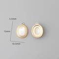 Dettaglio di ciondoli ovali in conchiglia placcati oro 18k con misure 15mm x 10,5mm - Placcato Oro 18K (Ovale)