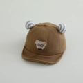 Dettaglio del cappellino per neonati con orecchie a righe e ricamo di orsetto - caffè