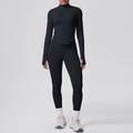 Detail eines schwarzen Yoga-Sets mit Daumenlochbündchen und Jacke mit durchgehendem Reißverschluss - S / Schwarz