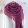 Sciarpa in cotone e lino bordeaux con morbida trama stropicciata e dettagli di frange - Viola-123